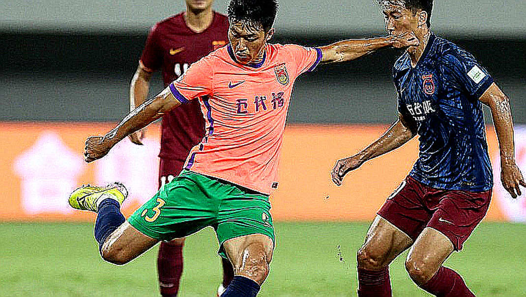 Khoảng trống dữ liệu của V.League: bóng đá Việt Nam đang bị đo bằng thước của người khác